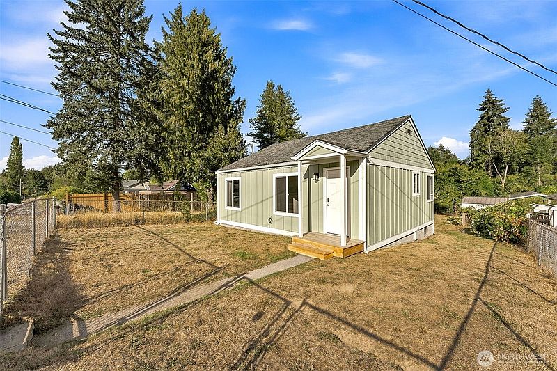 3rd image of 1435 Garrison Avenue