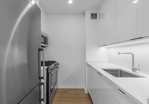 4th image of 124 W 60th St APT 16G