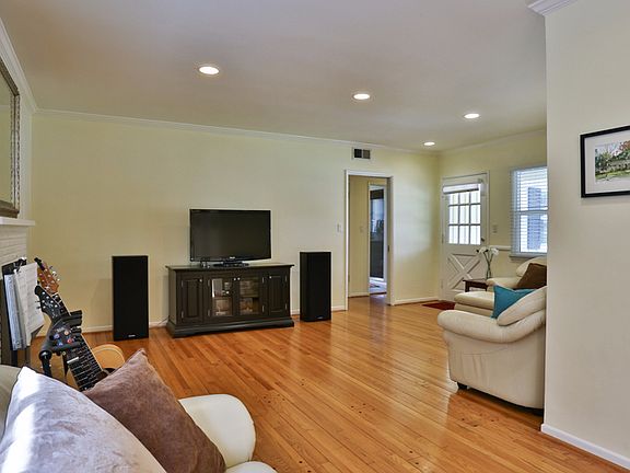 3rd image of 204 Parkrose Ave