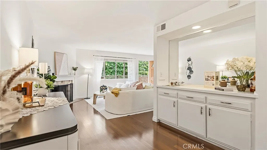 2 bed, 2.5 bath, 1212 sqft, $3,850 — Photo 3