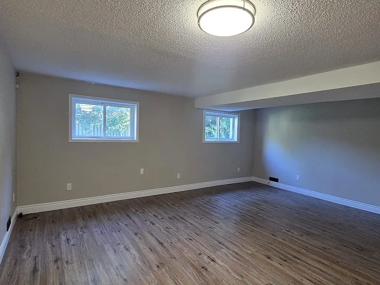 287 Portsmouth Cres E — Photo 12