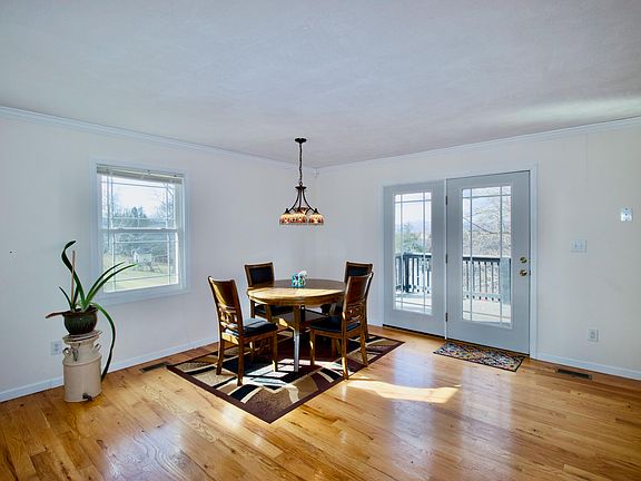4th image of 366 Brier Hill Ln