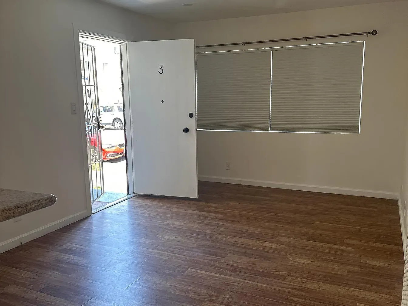 1 bed, 400 sqft, $1,900 — Photo 1