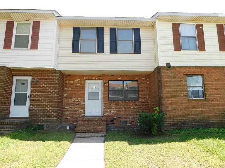 215 Greenbrier Ave — Photo 1