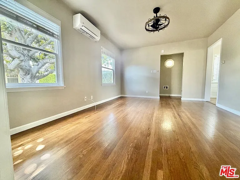 1504 Ocean Park Blvd — Photo 2