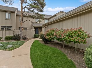 463 Old Barn Rd, Lake Barrington, IL 60010