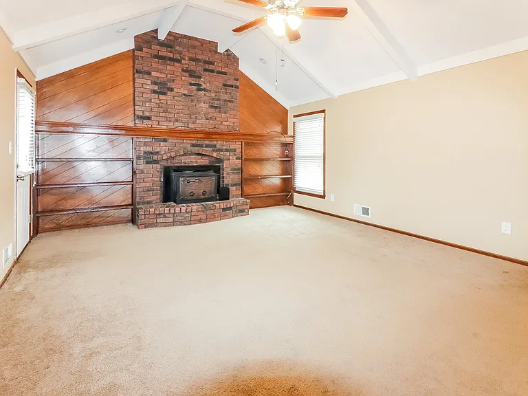 1466603_018_living_room_13228901.jpg