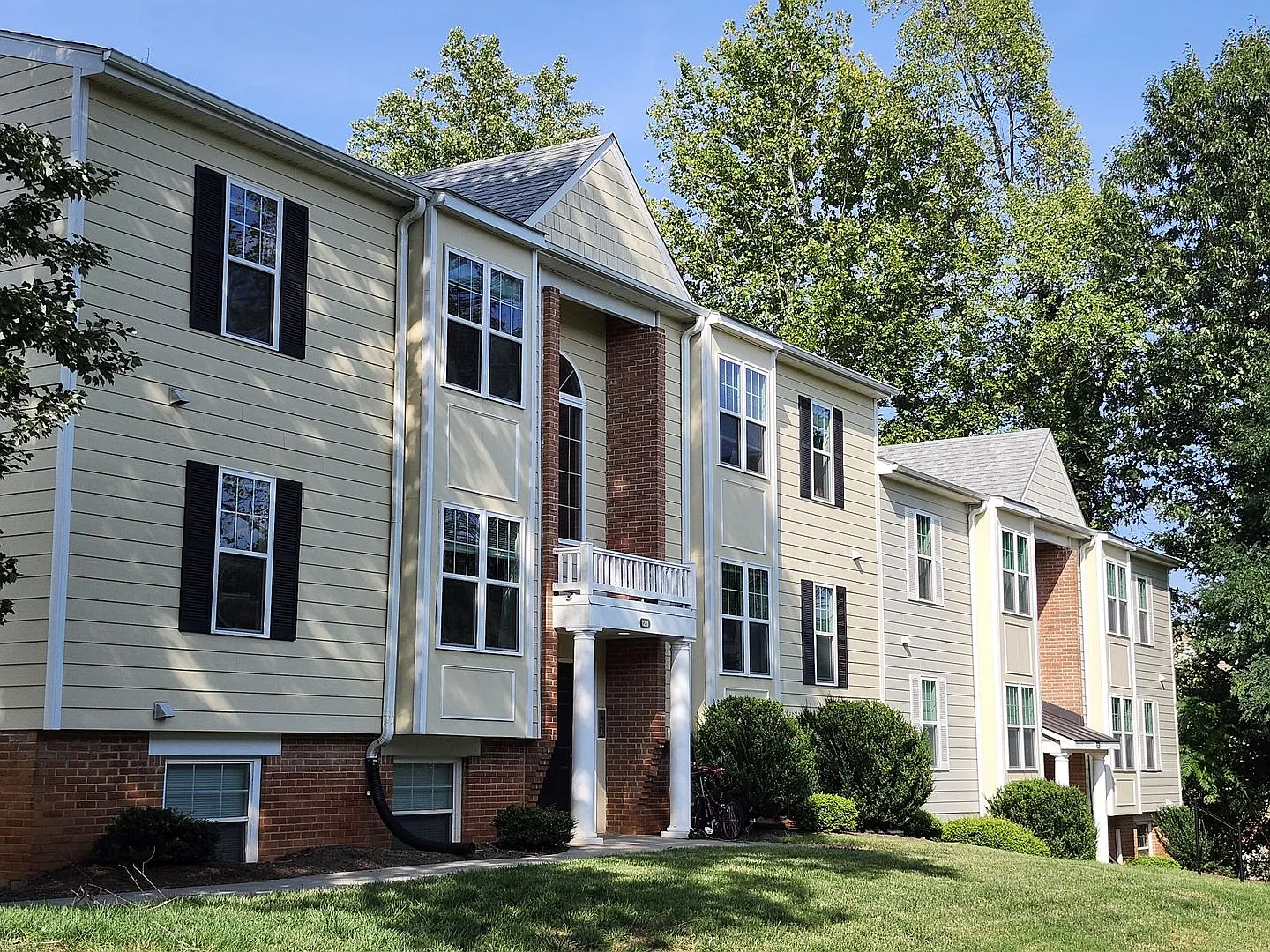 Villas at Southern Ridge - Rare Top Floor End-Unit Condo — Photo 2