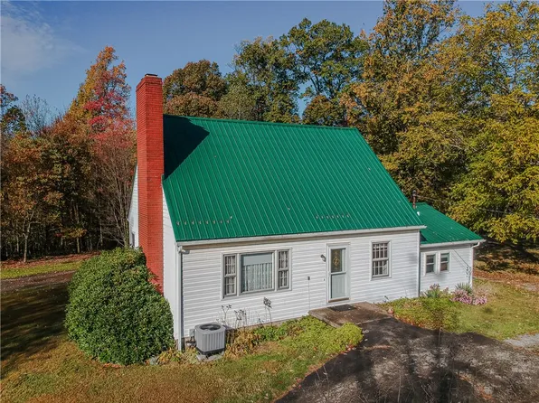 138 Lynwood Dr, Fombell, PA 16123