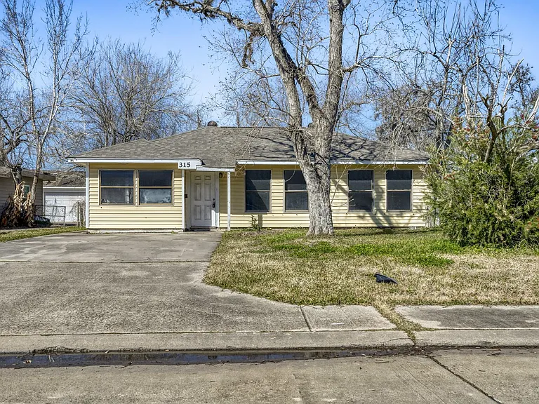 315 Acacia St — Photo 1