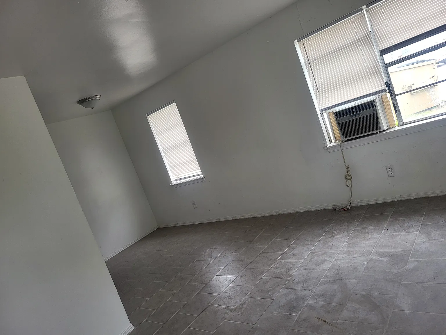1 bed, 900 sqft, $695 — Photo 2