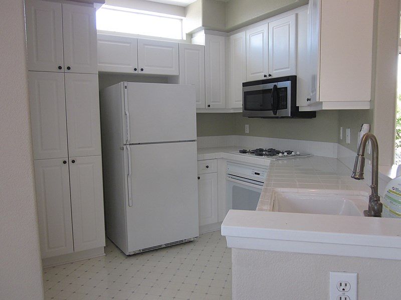Bright and Cheery Kitchen
