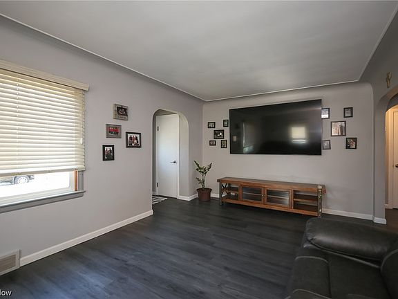 5th image of 243 Westminster Ave