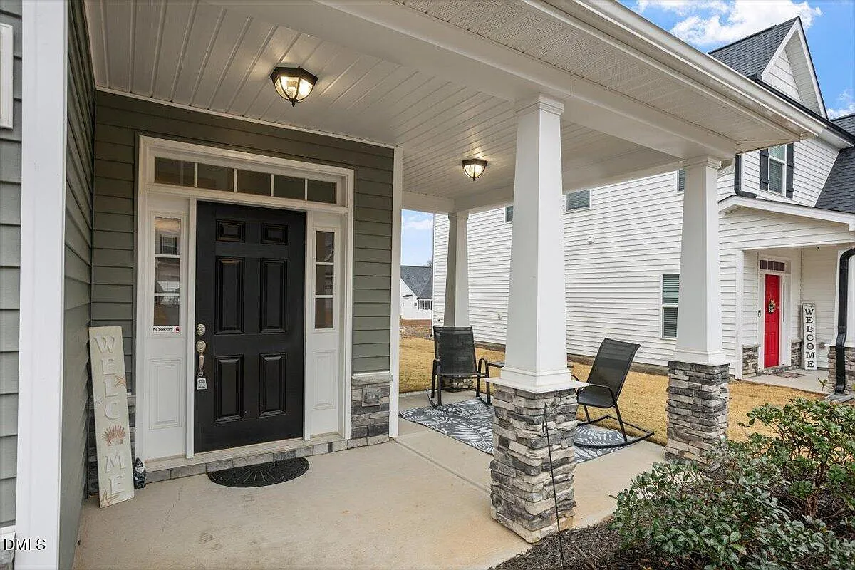 4 bed, 2.5 bath, 2372 sqft, $2,200 — Photo 4