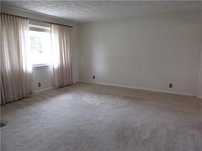 3rd image of 2812 Parkwood Dr