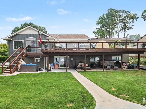 3233 Shawnee Ln, Waterford, MI 48329