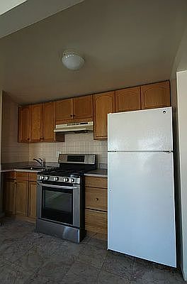 4th image of 586 Lafayette Ave #4