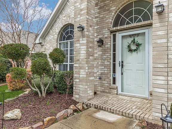 3rd image of 1063 Pondview Dr