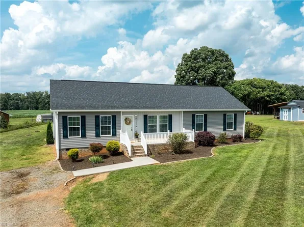 1003 Crestline Dr, Yadkinville, NC 27055