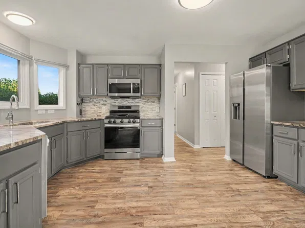 21194 Fairfield Dr, Macomb, MI 48044