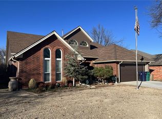 11621 SW 3rd St, Yukon, OK 73099