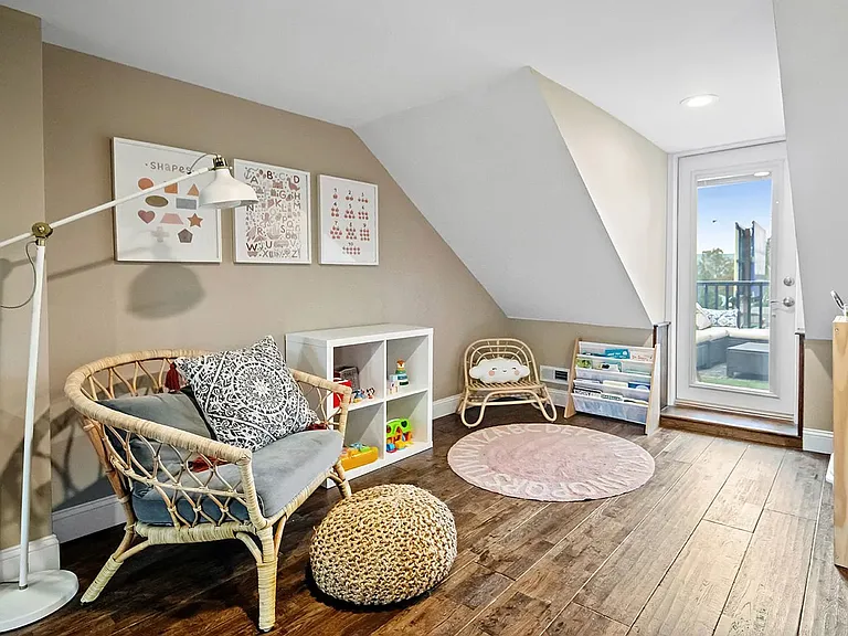 114 E Allen St — Photo 22