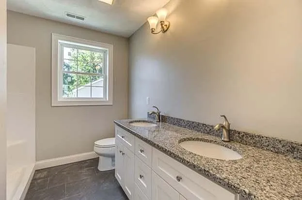 4 bed, 2.5 bath, 2640 sqft, $5,000 — Photo 4