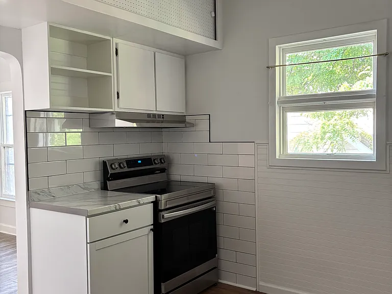 Bellevue Hts — Photo 9