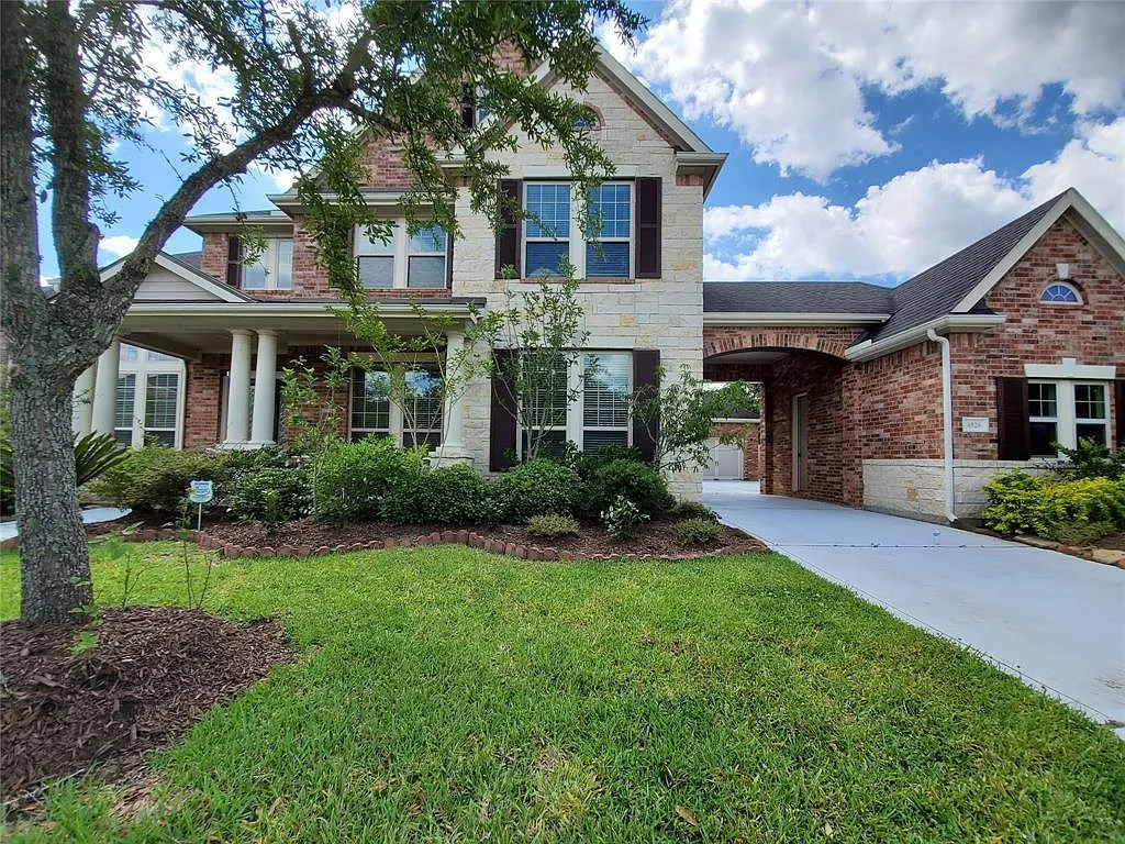 5 bed, 4.0 bath, 4898 sqft, $4,500 — Photo 1