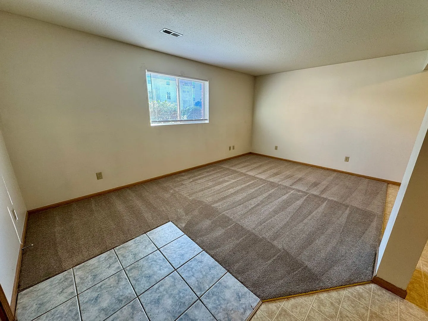 Lakeview Apartments — Photo 4