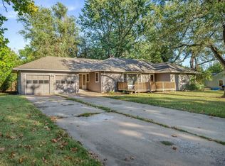 2016 SW James St, Topeka, KS 66604