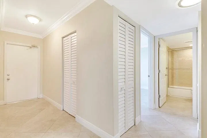 2 bed, 2.0 bath, 1006 sqft, $2,500 — Photo 3