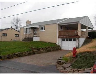 985 Olga St photo 1