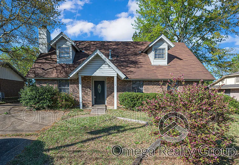 5827 Darien Dr — Photo 1