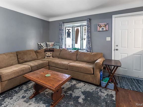 3rd image of 1818 E Goulson Ave