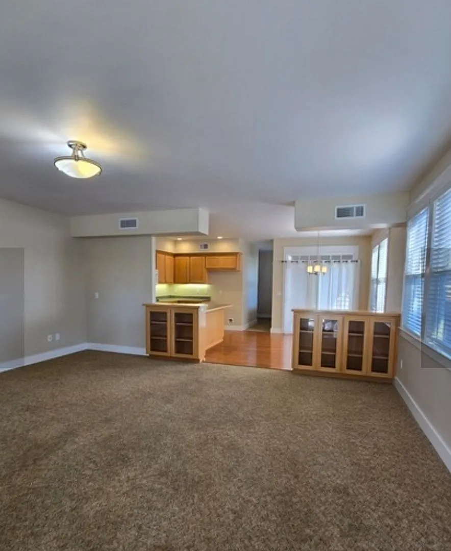 Large 2 bedroom close to downtown — Photo 4