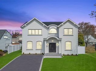 72 Lantern Rd, Hicksville, NY 11801