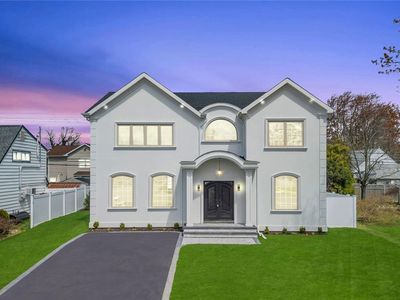 72 Lantern Road, Hicksville, NY, 11801