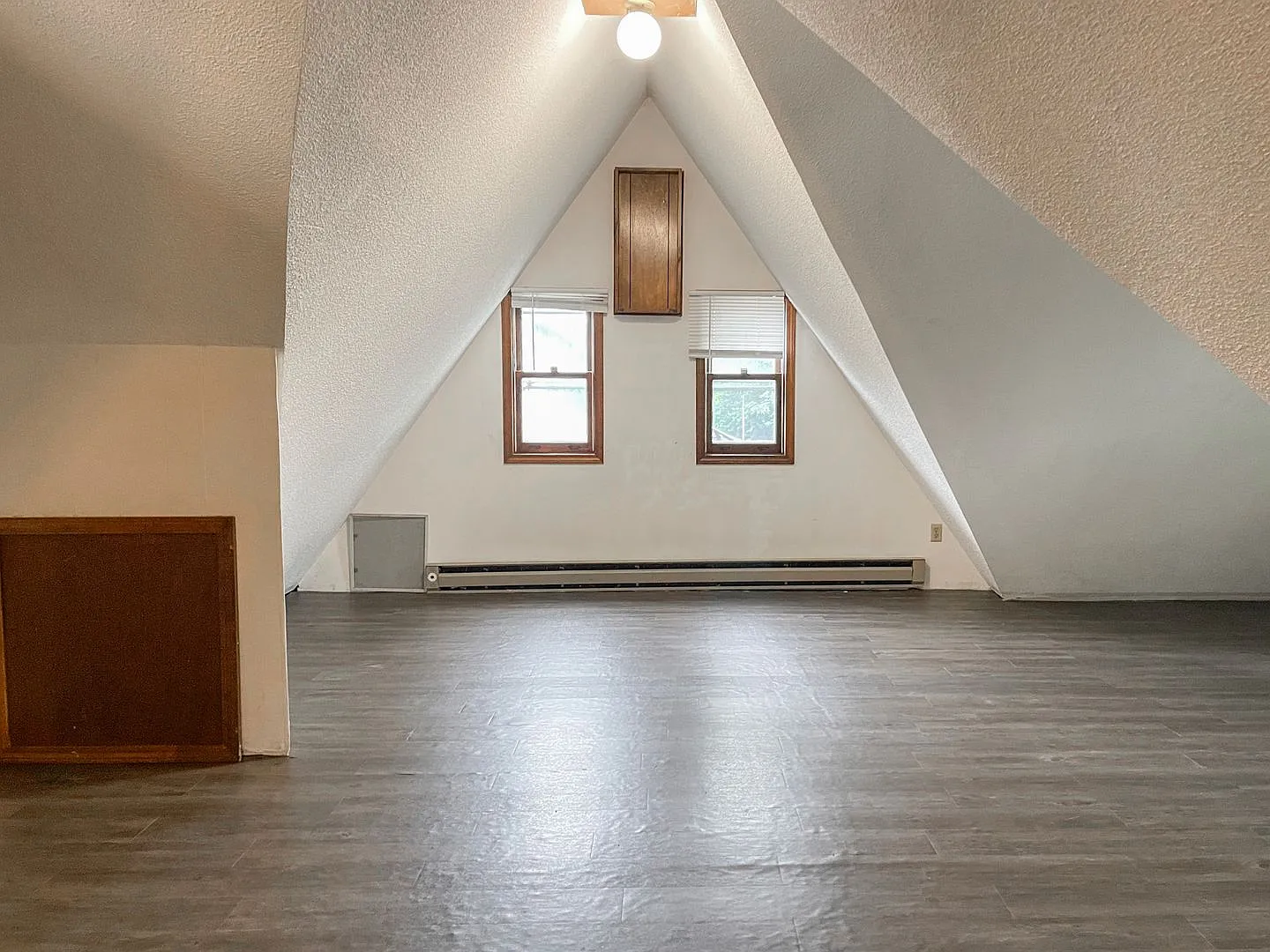 Large, 5 bedroom Home with wood flooring and updated bathroom, close to campus with a fenced yard... — Photo 4
