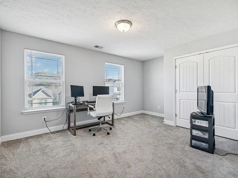 1049 Berra Dr — Photo 4