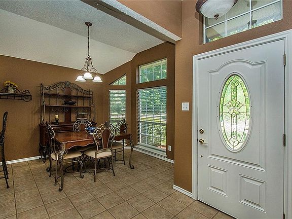 3rd image of 1303 Old Knoll Dr