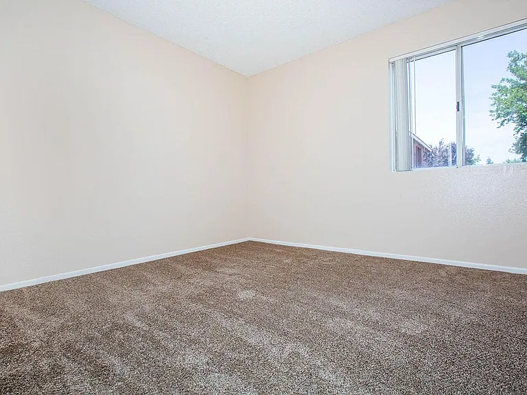 Sunset Pointe Apartments — Photo 21