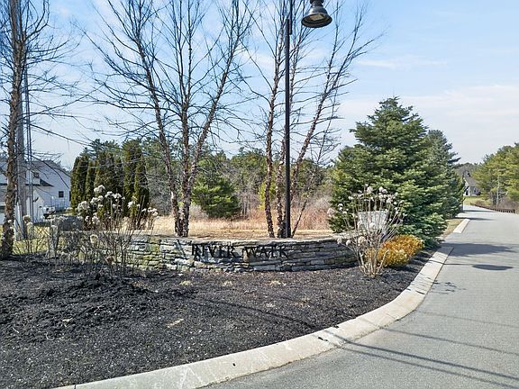 2nd image of 46 Farm View Way
