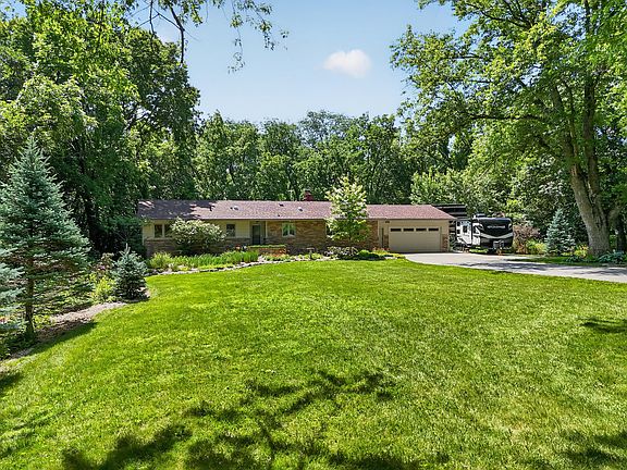 3rd image of 2706 Meadow Glen Rd