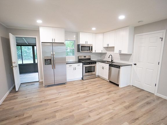 3rd image of 10661 Saratoga St