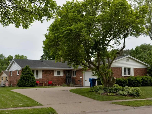 4216 34th Avenue Pl, Moline, IL 61265
