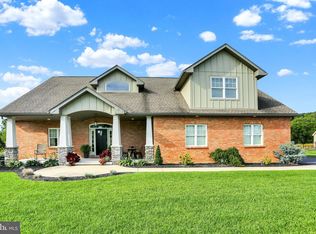 8 Career Ct, Oley, PA 19547
