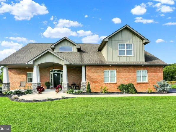 8 Career Ct, Oley, PA 19547