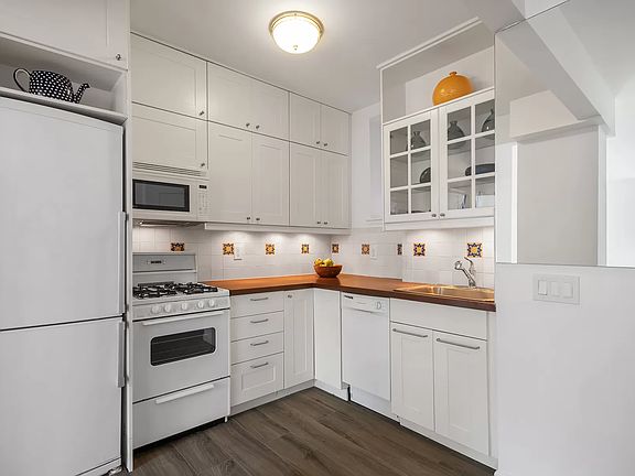 4th image of 45 W 11th St APT 2B