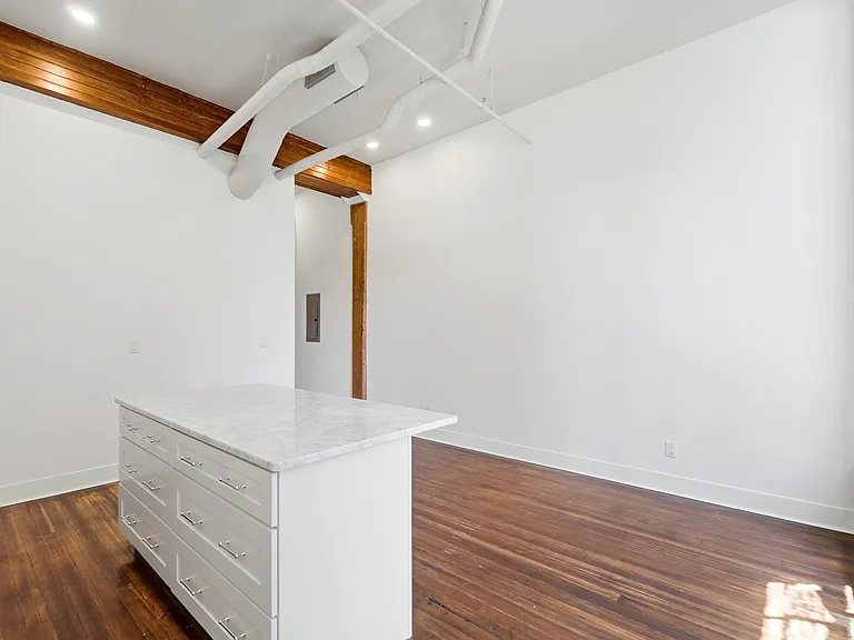907 Main St #5 — Photo 7